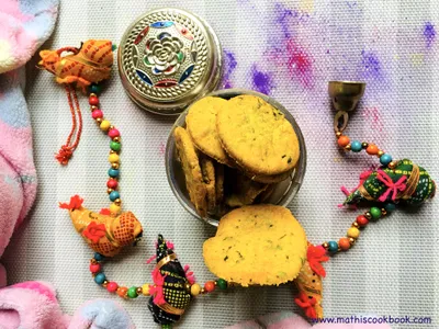 BAKED WHEAT METHI MATHRI