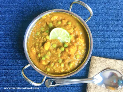 Dhariwala (Potato- Green Peas curry)